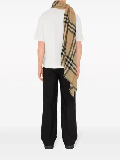 Burberry Mu Gc Lightweight Wool In Neutral