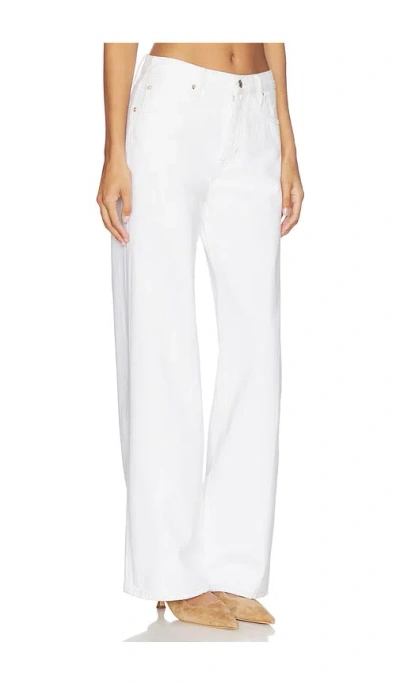 Frame The Stroll In White