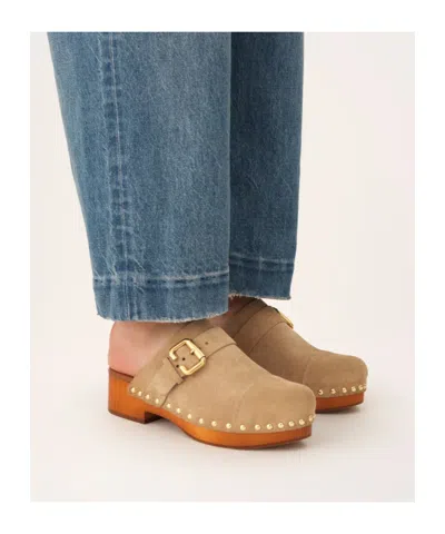 Chloé Jeannette Buckle Detailed Studded Clogs In Yellow