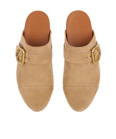 Chloé Jeannette Buckle Detailed Studded Clogs In Yellow