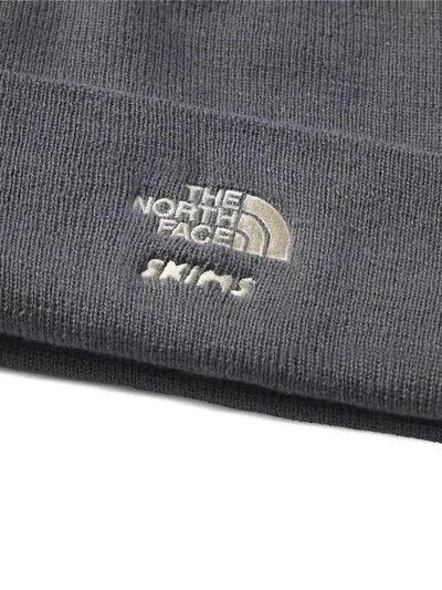 Skims X The North Face Logo-details Beanie Hat In Gray