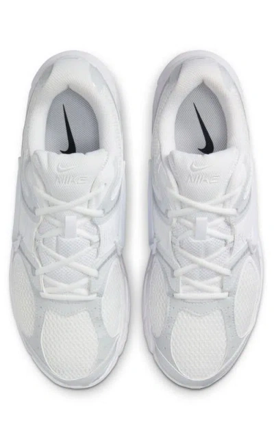 Nike V5 Rnr Sneakers In White