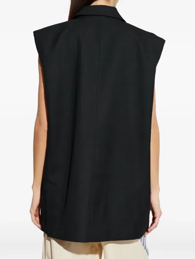 BUTTONED SLEEVELESS JACKET