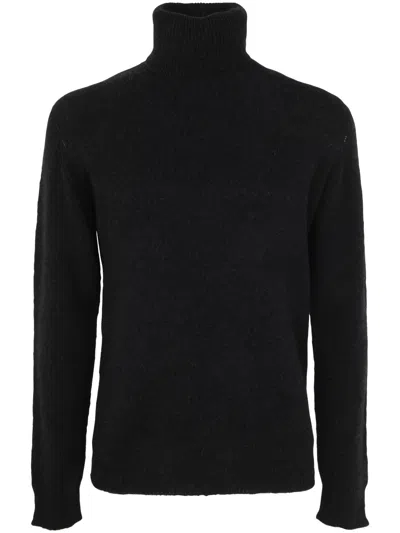 Nuur Turtle Neck Pullover In Black