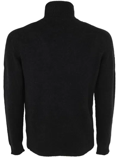 Nuur Turtle Neck Pullover In Black