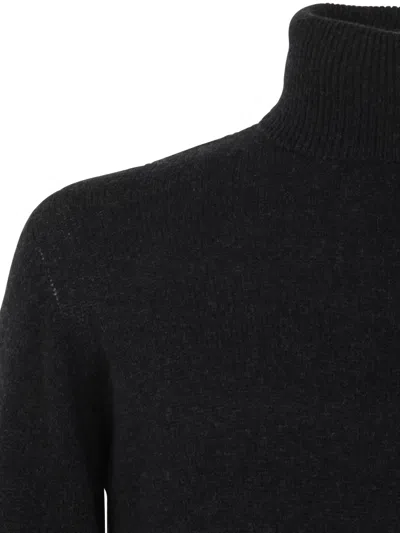 Nuur Turtle Neck Pullover In Black