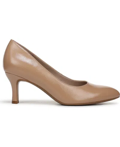 Naturalizer Flora Pump In Brown