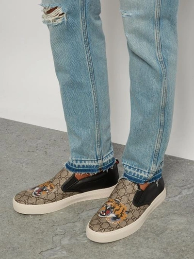 Gucci gg supreme shop tiger slip on