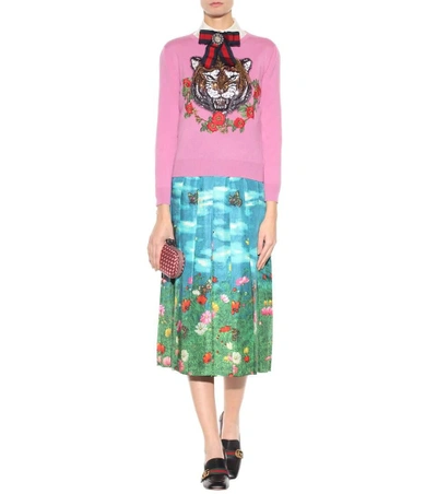 Shop Gucci Printed Pleated Silk Skirt In Cyae