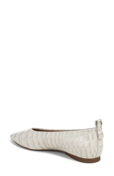 27 Edit Naturalizer Carla Flat In White