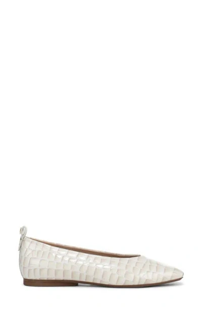 27 Edit Naturalizer Carla Flat In White