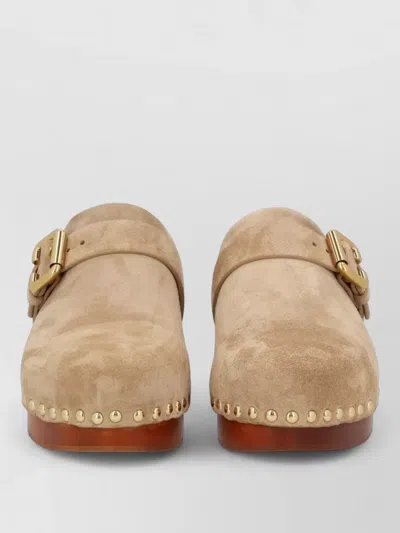 Chloé Jeannette Buckle Detailed Studded Clogs In Neutral