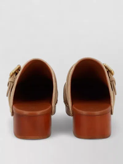 Chloé Jeannette Buckle Detailed Studded Clogs In Neutral