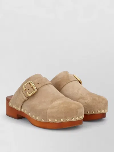 Chloé Jeannette Buckle Detailed Studded Clogs In Neutral