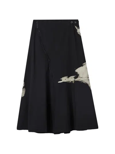 Y's Raw-edge Patterned Skirt In Black