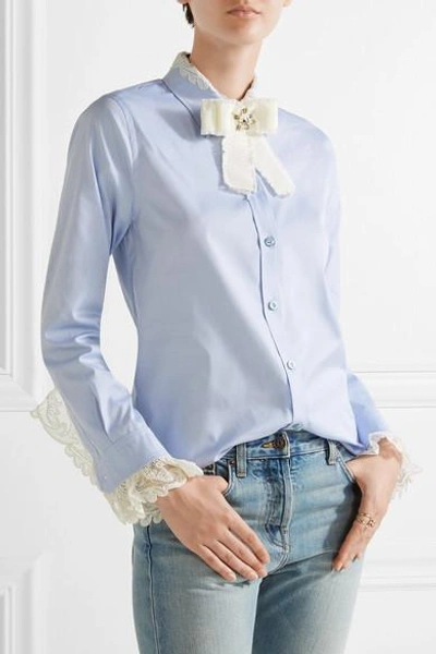 Shop Gucci Bow-embellished Lace-trimmed Cotton-poplin Shirt In Sky Blue