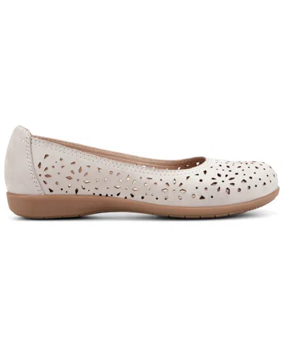 Earth Wide Width Bentlee Flat In Neutral