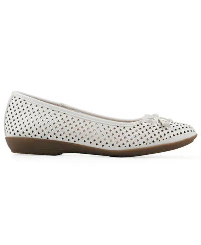 Cliffs By White Mountain Cheryl Ballet Flat In White