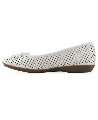 Cliffs By White Mountain Cheryl Ballet Flat In White