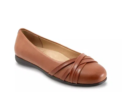 Trotters Daphne Flat In Brown