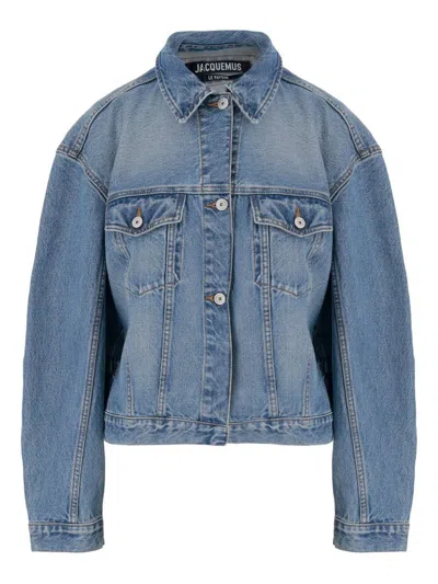 Jacquemus Classic Cotton Denim Jacket With Tailored Hem And Chest Pockets In Blue