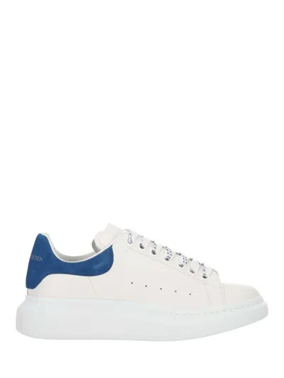 Alexander Mcqueen Sneakers Oversize In Pelle Bianca E Talloncino In Pelle Scamosciata Blu Avio In White