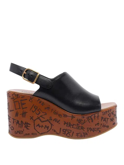 Chloé Maxime Black Wedge With Engraved Written Decorations And Logo Buckle In Leather Woman In Black