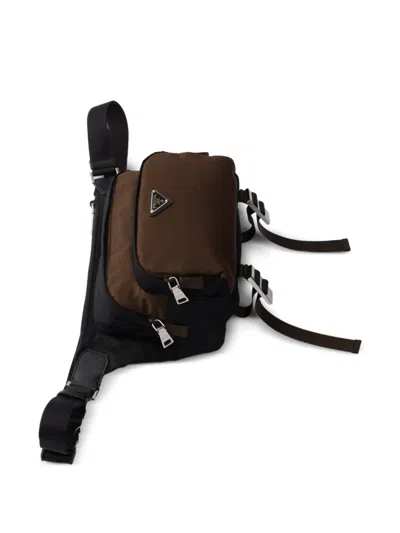 Prada ロゴプレート ショルダーバッグ In Brown