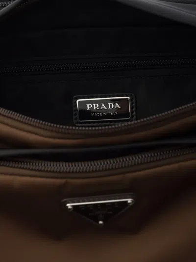 Prada ロゴプレート ショルダーバッグ In Brown