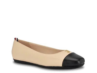 Tommy Hilfiger Logo Hardware Ballet Flat In Neutral