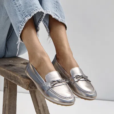 Vionic Taryn Driving Moccasin In Silver