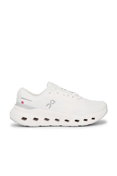 On Cloudrunner 3 In White
