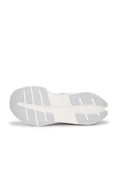 On Cloudrunner 3 In White