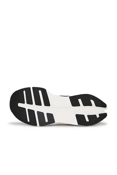 On Cloudrunner 3 In Black