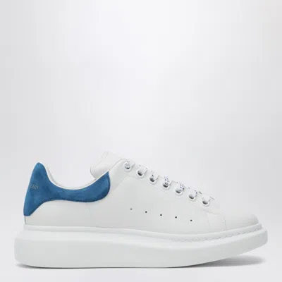 Alexander Mcqueen Sneakers Oversize In Pelle Bianca E Talloncino In Pelle Scamosciata Blu Avio In White