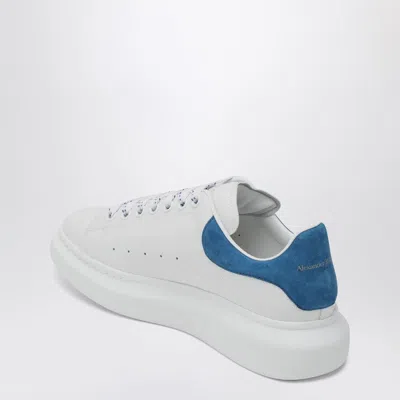 Alexander Mcqueen Sneakers Oversize In Pelle Bianca E Talloncino In Pelle Scamosciata Blu Avio In White