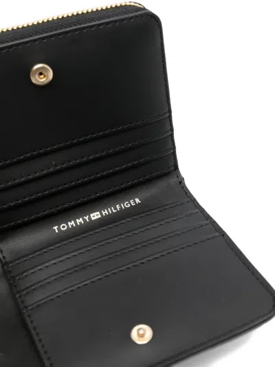 Tommy Hilfiger Patterned Zip Wallet In Brown