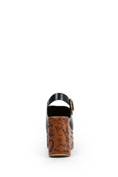 Chloé Maxime Black Wedge With Engraved Written Decorations And Logo Buckle In Leather Woman In Black