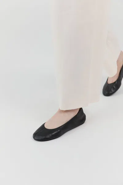 St Agni Low Scoop Ballet Flat In Black