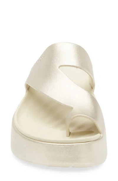 Crocs Getaway Toe Loop Platform Sandal In Gold