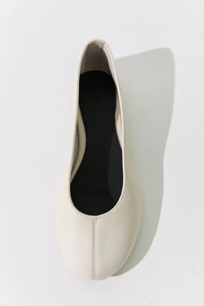 St Agni Low Scoop Ballet Flat In White