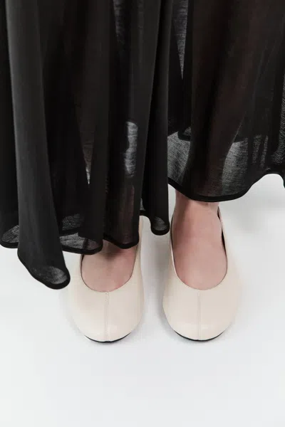 St Agni Low Scoop Ballet Flat In White