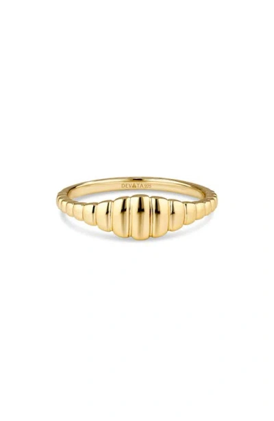 Devata Ribbed Band Ring In Gold