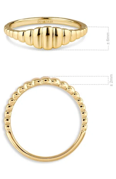 Devata Ribbed Band Ring In Gold