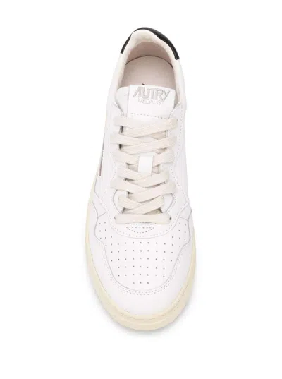 Autry Medalist Low White Sneakers With Contrasting Heel Tab In Leather Man