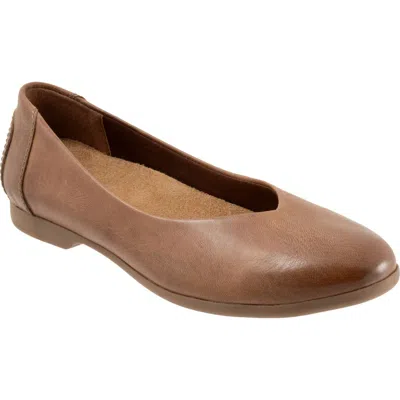Trotters Iris Flat In Brown