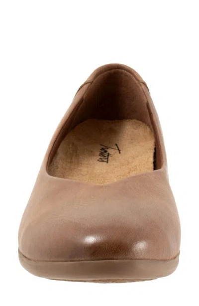 Trotters Iris Flat In Brown