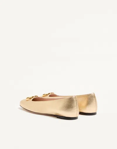 Valentino Garavani Vlogo Signature Ballerinas In Laminated Nappa Leather In Gold
