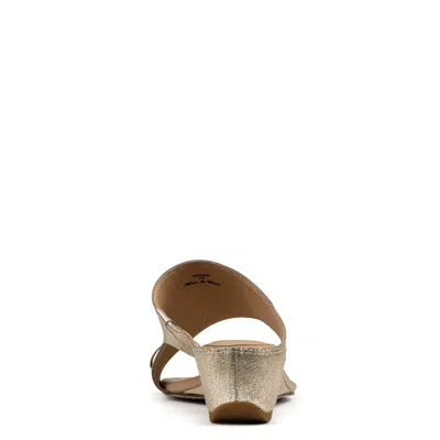 Donald Pliner Vesna Toe Loop Wedge Sandal In Platino
