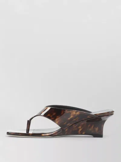 Stuart Weitzman 50mm Vinnie Printed Patent Leather Thong Sandals In Brown